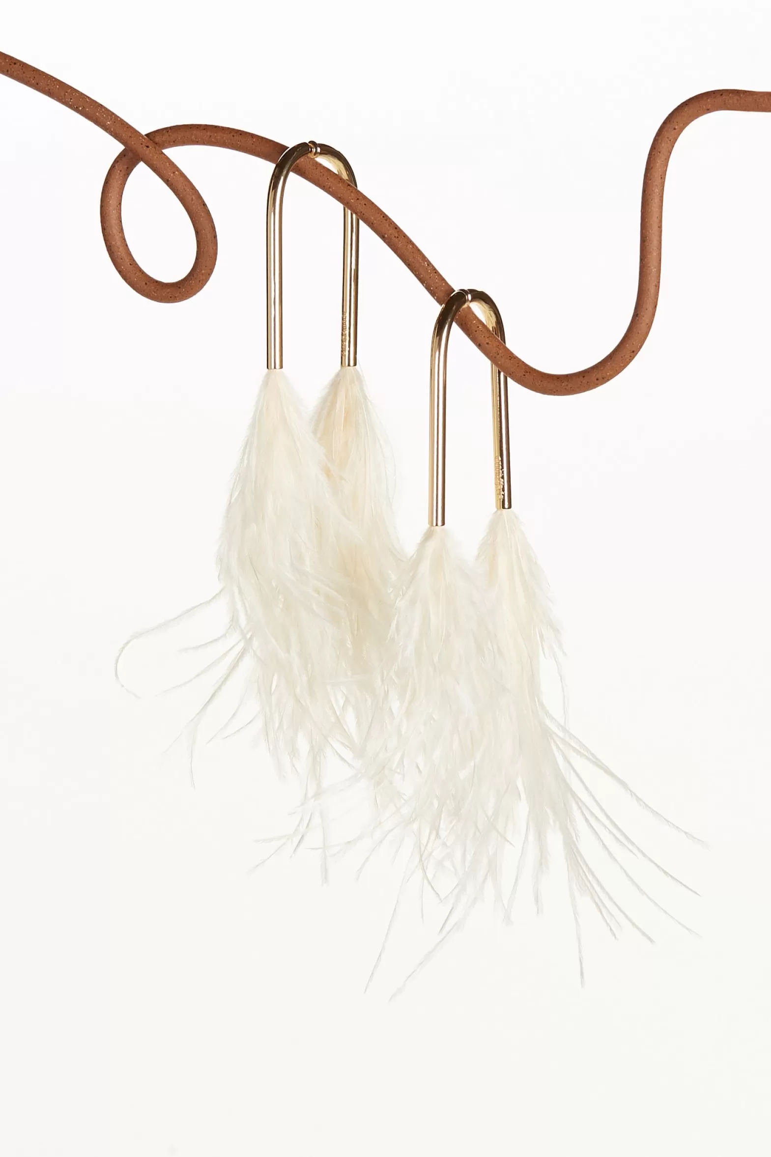 META FEATHER EARRING - OFF WHITE^Cult Gaia Online